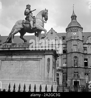 Das Jan Wellem Denkmal vor dem alten Rathaus auf dem Marktplatz in der Altstadt von Düsseldorf, Deutschland 1930er Jahre. Denkmal des Kurfürsten Jan Wellem vor dem alten Rathaus auf dem Marktplatz in der Altstadt von Düsseldorf, 1930. Stockfoto