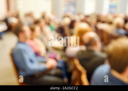 Verschwommen Zuschauer sitzen auf Stühlen in Zeilen in das Theater und die Leistung beobachten Stockfoto