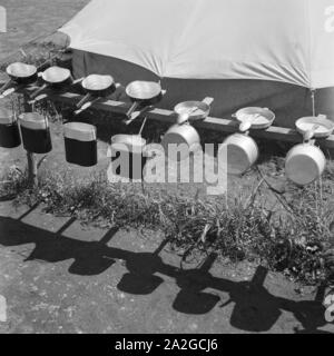 Feldgeschirre zum Consider im Hitlerjugend Lagerbier, Österreich 1930er Jahre. Billy Blechdosen trocknen in der Sonne an Hitler Youth Camp, Österreich 1930. Stockfoto