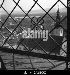 Blick vom Turm der Frauenbergkirche in die Pfarrkirche Hl. Nikolaus in Krems an der Donau, Österreich 1930er Jahre. Blick vom Glockenturm der Frauenbergkirche Kirche zu St. Nikolaus Kirche bei Krems an der Donau, Österreich 1930. Stockfoto