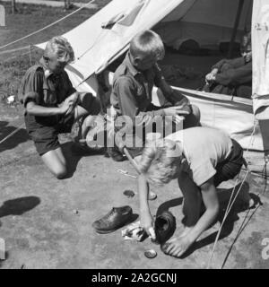 Hitlerjungen Beim Schuheputzen Im Lager der Hitlerjugend, 1930er Jahre Österreich. Hitler Jugend scheint ihre Schuhe im Österreich der 1930er Jahre Hitler Jugendcamp. Stockfoto