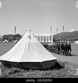 Ein Zug Hitlerjungen marschiert durch das hitlerjugend Lagerbier, Österreich 1930er Jahre. Eine Gruppe von Hitler Jugend Jungen durch die hitlerjugend Lager marschieren, Österreich 1930. Stockfoto