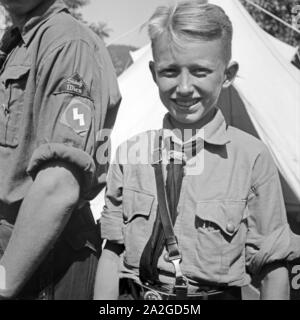 Zwei Angehörige der Hitlerjugend im Alle Angebote Österreich, Abschnitt Südost Wien, 1930er Jahre. Zwei Mitglieder der Hitlerjugend auf Alle Angebote (Bereich) Österreich, Kapitel südöstlich Wien, 1930. Stockfoto