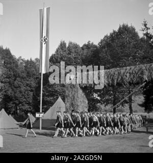 Ein Zug marschiert Hitlerjungen aus dem Hitlerjugend Lagerbier, Österreich 1930er Jahre. Eine Gruppe von Hitler Jugend Jungen aus marschieren der Hitler Jugend Camp, Österreich 1930. Stockfoto