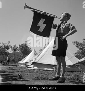 Der Trompeter des Musikzuges Jungvolk bläst zum Antreten im Hitlerjugend Lagerbier, Österreich 1930er Jahre. Bugle boy der Jungvolk vorbereitet, seinen Ruf für reveille an der Hitler Jugend Camp, Österreich 1930. Stockfoto