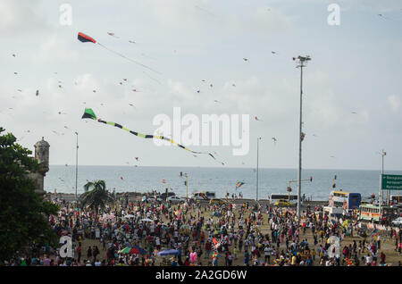 Die Menschen fliegen Drachen in Cartagena de Indias Stockfoto