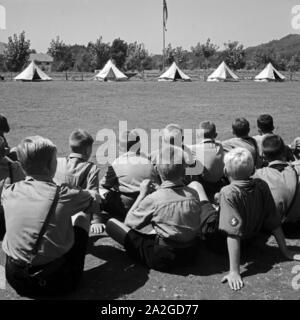 Artikel Pimpfe auf dem Platz vor stand Zelten im Hitlerjugend Lagerbier, Österreich 1930er Jahre. Hitler Jugend Rekruten auf dem Platz vor ihren Zelten im Camp sitzen, Österreich 1930. Stockfoto