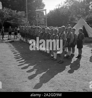 Ein Jungzug von Pimpfen beim Antreten im Hitlerjugend Lagerbier, Österreich 1930er Jahre. Ein Trupp von Hitler Jugend an der Musterung an der Hitler Jugend Camp, Österreich 1930. Stockfoto