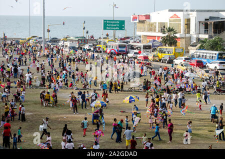 Die Menschen fliegen Drachen in Cartagena de Indias Stockfoto