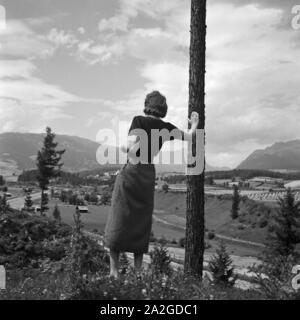 Eine Junge Frau Steht ein Einem Baum Und Genießt Den Ausblick, 1930er Jahre Österreich. Eine junge Frau von einem Baum, genießen die Aussicht, Österreich der 1930er Jahre. Stockfoto