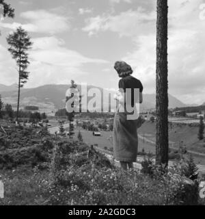 Eine Junge Frau Steht ein Einem Baum Und Genießt Den Ausblick, 1930er Jahre Österreich. Eine junge Frau von einem Baum, genießen die Aussicht, Österreich der 1930er Jahre. Stockfoto