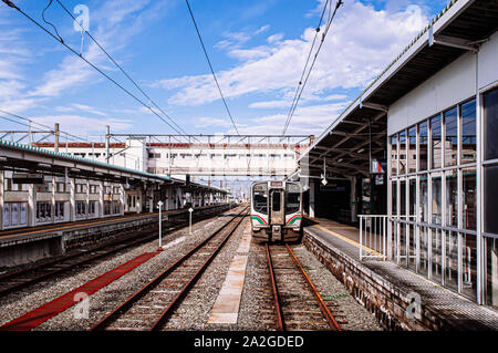 DEC 4, 2018 Hakuba, Japan - Aizu Wakamatsu Bahnsteig und JR Zug für Koriyama im Winter blauer Himmel Tag Stockfoto