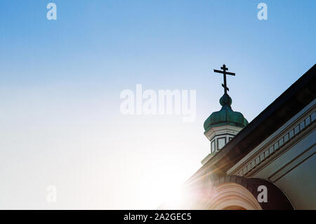 Hakodate orthodoxe Kirche - Russisch-orthodoxe Kirche silhouette Zwiebeltürmen Turm im Winter unter blauen Himmel. Motomachi - Hakodate, Hakkaido. Stockfoto