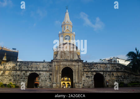 Die berühmten Uhrenturm am Eingang an der Stadtmauer von Cartagena de Indias Stockfoto