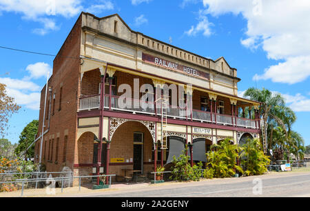 Die historische Eisenbahn Hotel im ländlichen Kleinstadt von Ravenswood, Queensland, Queensland, Australien Stockfoto