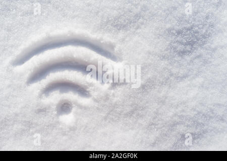 Wi-Fi-Schild im Schnee an einem sonnigen Tag Stockfoto