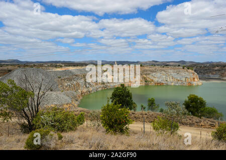 Stillgelegte Sarsfield Open Pit Goldmine von Carpentaria Goldminen in der kleinen ländlichen Stadt von Ravenswood, Queensland, Queensland, Australien im Besitz Stockfoto