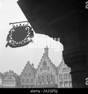 Auf dem Römerberg im Zentrum von Frankfurt am Main, Deutschland 1930er Jahre. Ein roemerberg Hügel in der Stadt Tiziano von Frankfurt, Deutschland 1930. Stockfoto