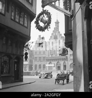 Auf dem Römerberg im Zentrum von Frankfurt am Main, Deutschland 1930er Jahre. Ein roemerberg Hügel in der Stadt Tiziano von Frankfurt, Deutschland 1930. Stockfoto