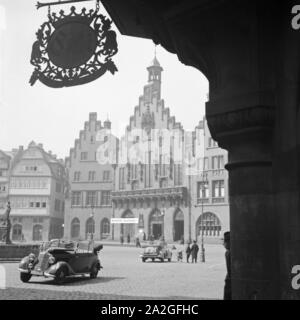 Auf dem Römerberg im Zentrum von Frankfurt am Main, Deutschland 1930er Jahre. Ein roemerberg Hügel in der Stadt Tiziano von Frankfurt, Deutschland 1930. Stockfoto