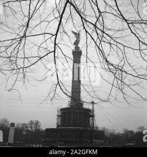 Baustelle rund um die Siegessäule in Berlin, Deutschland, 1930er Jahre. Bau Bereich um die Berliner Siegessaeule, Deutschland 1930. Stockfoto