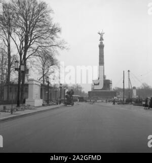 Baustelle rund um die Siegessäule in Berlin, Deutschland, 1930er Jahre. Bau Bereich um die Berliner Siegessaeule, Deutschland 1930. Stockfoto