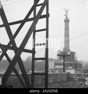 Baustelle rund um die Siegessäule in Berlin, Deutschland, 1930er Jahre. Bau Bereich um die Berliner Siegessaeule, Deutschland 1930. Stockfoto