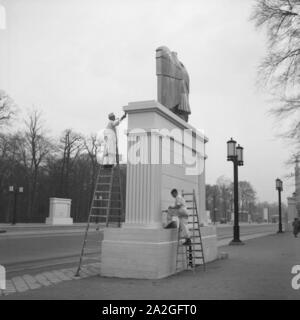 Baustelle rund um die Siegessäule in Berlin, Deutschland, 1930er Jahre. Bau Bereich um die Berliner Siegessaeule, Deutschland 1930. Stockfoto