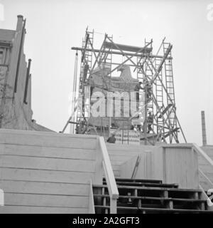 Hoheitszeichen im Bau auf der Baustelle rund um die Siegessäule in Berlin, Deutschland, 1930er Jahre. Bau Bereich um die Berliner Siegessaeule, Deutschland 1930. Stockfoto