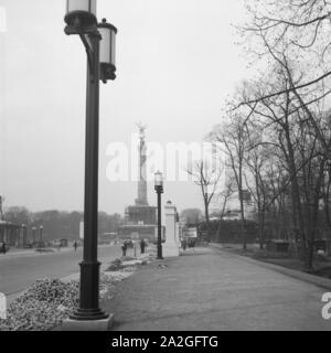 Baustelle rund um die Siegessäule in Berlin, Deutschland, 1930er Jahre. Bau Bereich um die Berliner Siegessaeule, Deutschland 1930. Stockfoto