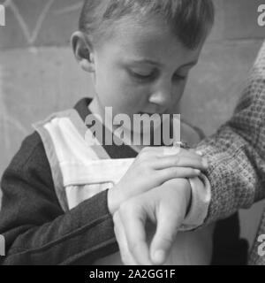 Ein Maikäfer in der Hand eines Jungen, Deutschland 1930er Jahre. Kann ein Käfer auf der Hand eines Jungen, Deutschland 1930. Stockfoto