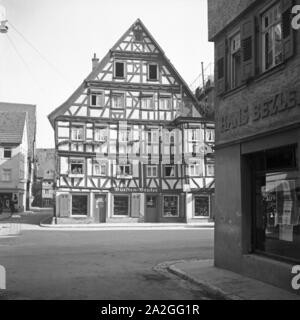 Das Bürstenfachgeschäft Bruker in einem Fachwerkhaus in Dinkelsbühl, Deutschland 1930er Jahre. Von Bruker Bürste shop in ein Fachwerkhaus in Dinkelsbühl, Deutschland 1930. Stockfoto