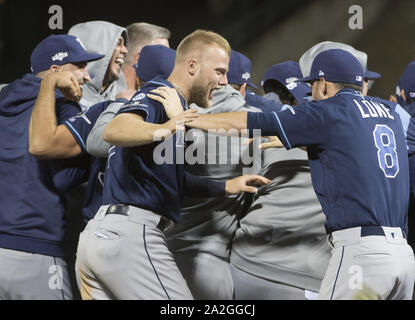 Oakland, USA. 2. Okt, 2019. Tampa Bay Rays feiern, nachdem Sie die Oakland Athletics in der amerikanischen Liga Wild Card Spiel bei Oakland-Alameda County Coliseum in Oakland, Kalifornien am Mittwoch, 2. Oktober 2019 besiegte. Die Strahlen besiegte die A's 5-1 auf der ALDS zu bewegen. Foto von Terry Schmitt/UPI Quelle: UPI/Alamy leben Nachrichten Stockfoto