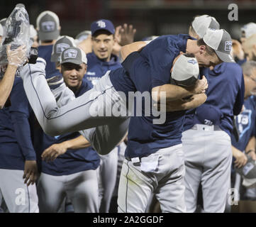 Oakland, USA. 2. Okt, 2019. Tampa Bay Rays feiern, nachdem Sie die Oakland Athletics in der amerikanischen Liga Wild Card Spiel bei Oakland-Alameda County Coliseum in Oakland, Kalifornien am Mittwoch, 2. Oktober 2019 besiegte. Die Strahlen besiegte die A's 5-1 auf der ALDS zu bewegen. Foto von Terry Schmitt/UPI Quelle: UPI/Alamy leben Nachrichten Stockfoto