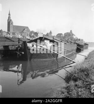 Unterwegs in der alten Hansestadt Tangermünde, Deutschland 1930er Jahre. In der alten Stadt von Tangermuende, Deutschland 1930. Stockfoto