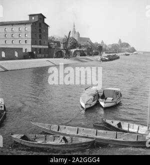 Unterwegs in der alten Hansestadt Tangermünde, Deutschland 1930er Jahre. In der alten Stadt von Tangermuende, Deutschland 1930. Stockfoto