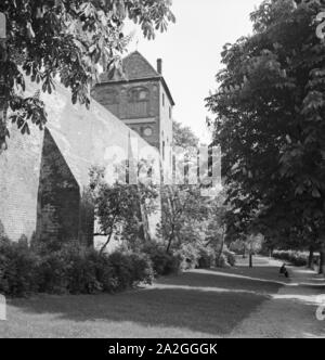 Unterwegs in der alten Hansestadt Tangermünde, Deutschland 1930er Jahre. In der alten Stadt von Tangermuende, Deutschland 1930. Stockfoto