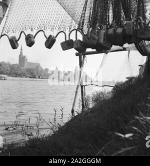 Unterwegs in der alten Hansestadt Tangermünde, Deutschland 1930er Jahre. In der alten Stadt von Tangermuende, Deutschland 1930. Stockfoto