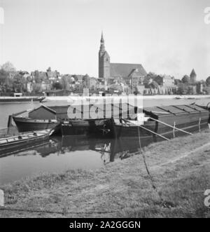 Unterwegs in der alten Hansestadt Tangermünde, Deutschland 1930er Jahre. In der alten Stadt von Tangermuende, Deutschland 1930. Stockfoto