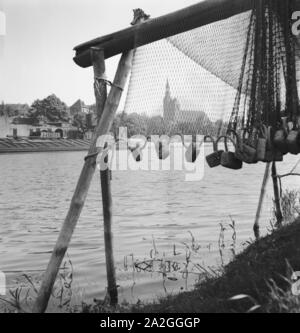 Unterwegs in der alten Hansestadt Tangermünde, Deutschland 1930er Jahre. In der alten Stadt von Tangermuende, Deutschland 1930. Stockfoto