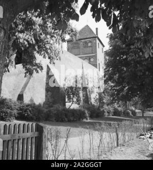 Unterwegs in der alten Hansestadt Tangermünde, Deutschland 1930er Jahre. In der alten Stadt von Tangermuende, Deutschland 1930. Stockfoto