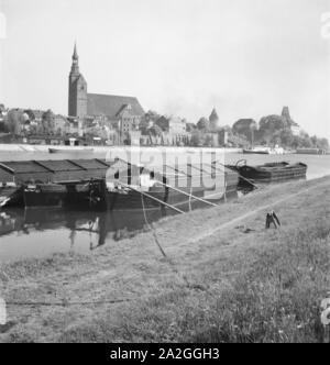 Unterwegs in der alten Hansestadt Tangermünde, Deutschland 1930er Jahre. In der alten Stadt von Tangermuende, Deutschland 1930. Stockfoto