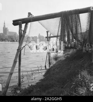 Unterwegs in der alten Hansestadt Tangermünde, Deutschland 1930er Jahre. In der alten Stadt von Tangermuende, Deutschland 1930. Stockfoto