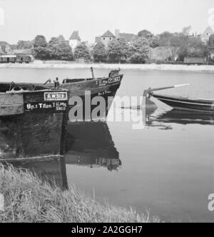 Unterwegs in der alten Hansestadt Tangermünde, Deutschland 1930er Jahre. In der alten Stadt von Tangermuende, Deutschland 1930. Stockfoto