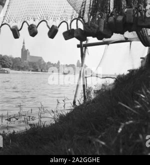 Unterwegs in der alten Hansestadt Tangermünde, Deutschland 1930er Jahre. In der alten Stadt von Tangermuende, Deutschland 1930. Stockfoto