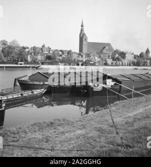 Unterwegs in der alten Hansestadt Tangermünde, Deutschland 1930er Jahre. In der alten Stadt von Tangermuende, Deutschland 1930. Stockfoto