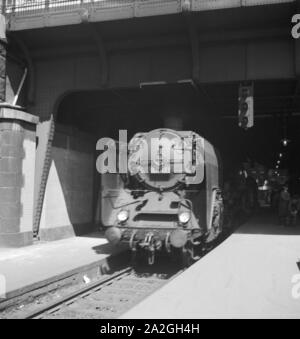 Gepäckträger mit dem zugangsweg am Bahnhof in Hamburg, Deutschland 1930er Jahre. Gepäckträger auf einer Plattform des Hamburger Hauptbahnhofs, Deutschland 1930. Stockfoto