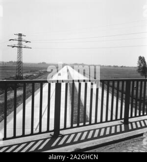 Auf der Reichsautobahn zwischen Bremen und Hamburg, Deutschland 1930er Jahre. Reichsautobahn Autobahn zwischen Bremen und Hamburg, Deutschland 1930. Stockfoto