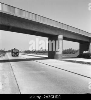 Auf der Reichsautobahn zwischen Bremen und Hamburg, Deutschland 1930er Jahre. Reichsautobahn Autobahn zwischen Bremen und Hamburg, Deutschland 1930. Stockfoto