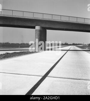 Auf der Reichsautobahn zwischen Bremen und Hamburg, Deutschland 1930er Jahre. Reichsautobahn Autobahn zwischen Bremen und Hamburg, Deutschland 1930. Stockfoto